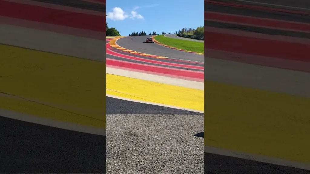 une Porsche fonce dans le raidillon du circuit Spa-Francorchamps