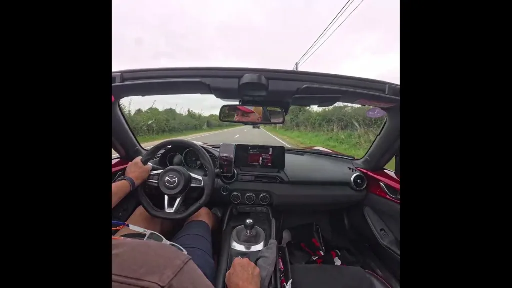 Non je ne regarde pas la vidéo j'écoute la Musique 😉
