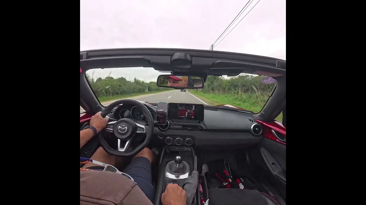 Non je ne regarde pas la Vidéo dans ma MX5 ND j'écoute la Musique 🤩 #miata #mx5 #android #carplay