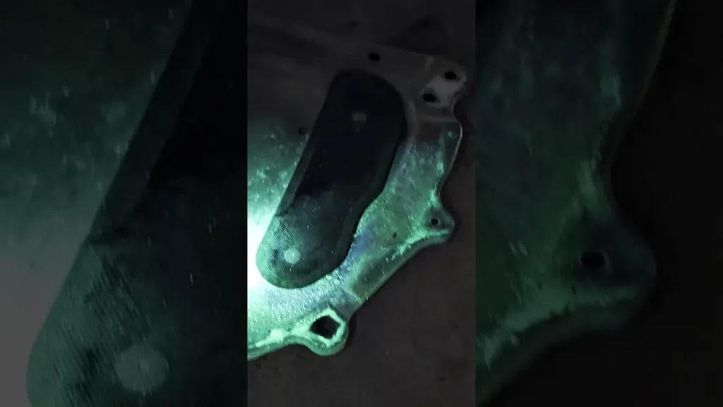 Comment trouver une fuite de clim rapidement (lampe UV) #mecanique #voiture #diagnostic