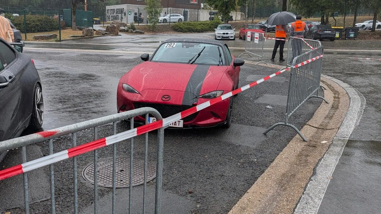 On attend sous la pluie directe a 14h