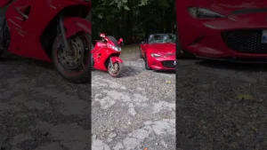 Deux machines de plaisirs qui captivent tous les regards 🔴 #SportsVehicles #MotorbikeLife