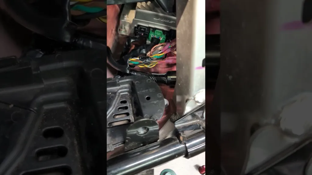 Voila les cable sont connecté à l'ampli dans la MX5 ND, mais je suis planté 🙄 #miata #mx5 #mtxaudio
