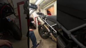 Le silencieux Triumph Tiger 1200 GTE s'enlève comme ça 😯#tutorial #motorcycle